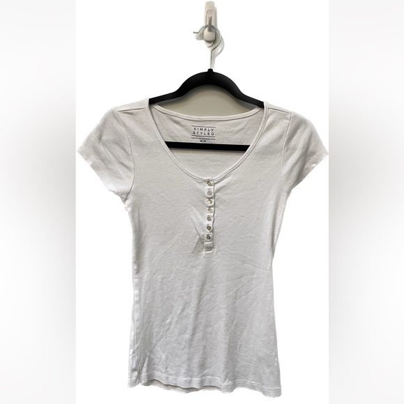 💕 Women’s Simply Styled white top in size medium - Picture 1 of 3